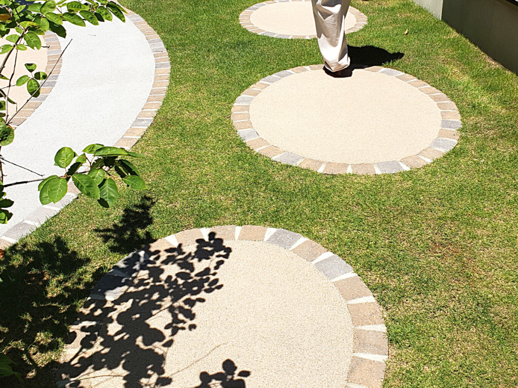 鈴鹿市 にくきゅう型 天然芝ドッグランはシニア犬にもお子様にも嬉しい みんなのお庭 お庭のリフォーム リガーデン お庭 エクステリアのcercle セルクル 鈴鹿市 四日市市