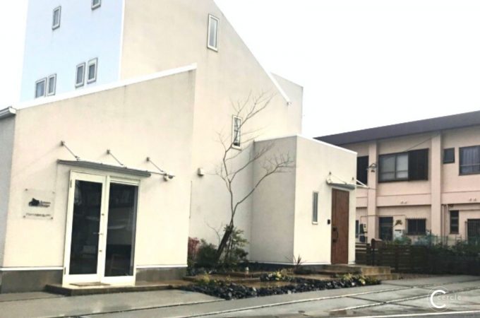 【鈴鹿市】白い住宅を際立たせるシンボルツリーのある外構