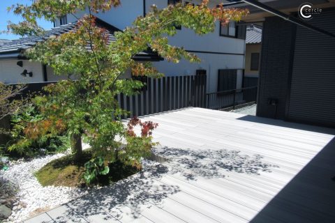 【鈴鹿市】ウッドデッキの一角にある坪庭が美しい外構