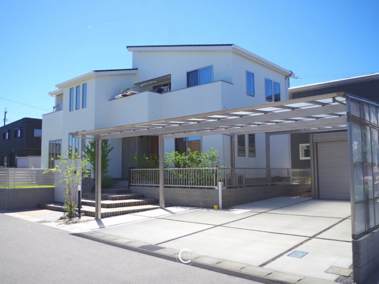 【5台駐車&3メートル超えのカーポート】存在感抜群なアプローチ階段のあるシンプル外構